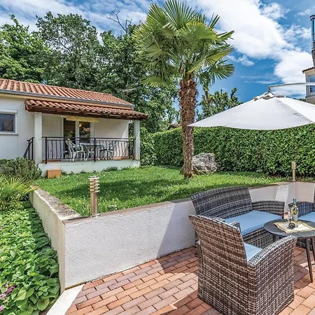 Сasa de vacaciones 2 Bedroom Amazing In Poreč