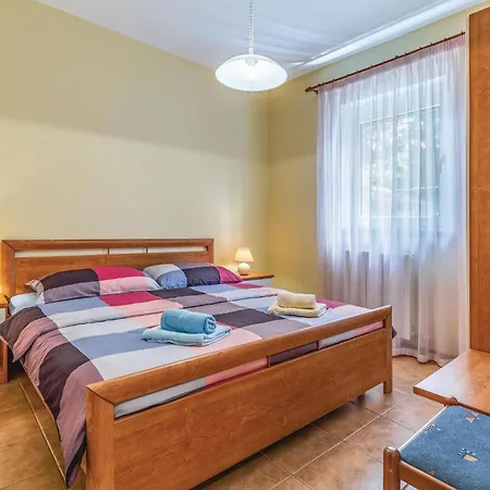 2 Bedroom Amazing In Сasa de vacaciones Poreč